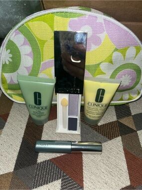 New Clinique 4 piece Set w/Cute Pouch